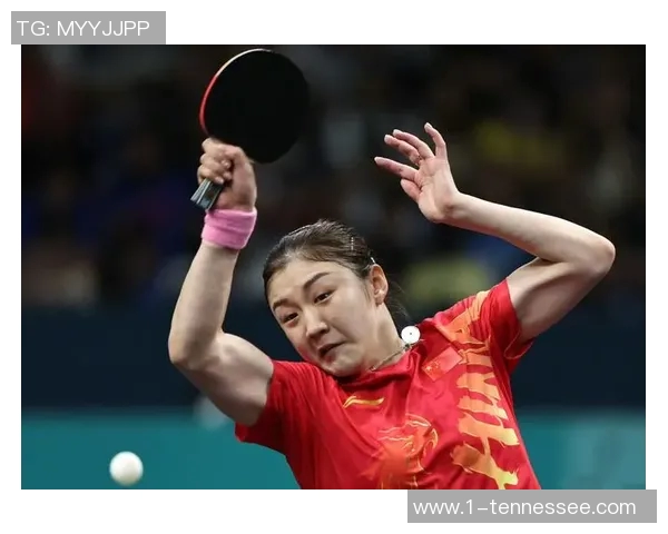 三十多岁女性以足球球星图片为灵感展现力量与优雅风采