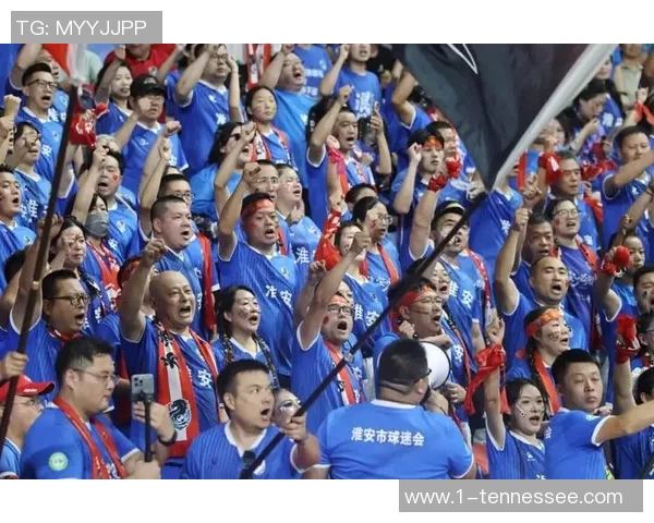 卡马赛克蓝爆炸引爆全场足球热潮球迷狂欢现场激情四溢 卡马赛克蓝爆炸引爆全场足球热潮球迷狂欢现场激情四溢